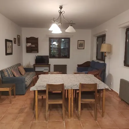 La Casa De La Parcela 피에드라이타
